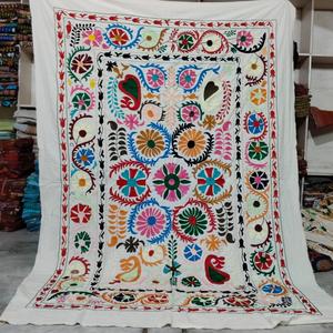 Couvre-lit indien traditionnel Kantha brodé à la main en coton non tissé respirant, motif floral, poids moyen, style bohème - Product Image 2