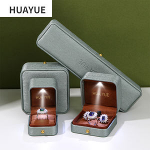 Caja de Joyería con Luz Led de Lujo en Cuero PU para Anillo, Pendiente, Colgante, Pulsera y Collar con Empaque y Logo Personalizado de Huayue - Product Image 3