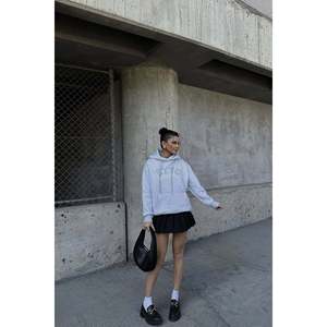 Sudadera con Capucha Bordada en Gris Eyyo para Mujer - Product Image 2