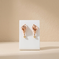 Boucles d'oreilles clous en cuivre plaqué or 18 carats motif fleur de lys Calla, bijoux tendance et élégants à pétales sculptés pour femme, fabriquées aux États-Unis, cadeau