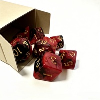 Jeu de dés polyédriques carrés en résine à motif marbré rouge et noir, chiffres gravés à l'or, durables pour accessoires de jeux de table