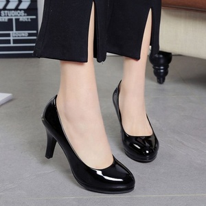 Eleganti <span class=keywords><strong>Scarpe</strong></span> con <span class=keywords><strong>Tacco</strong></span> <span class=keywords><strong>Basso</strong></span> Quadrato per Donne, Dettaglio in Foglia d'<span class=keywords><strong>Oro</strong></span>, <span class=keywords><strong>Scarpe</strong></span> Formali in Pelle Verniciata - Product Image 2