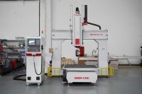 Máquina CNC de 5 Ejes con 360 Grados de Rotación °   Eje de Rango Completo, Alta Precisión, Especialmente para la Fabricación de Moldes de Precisión y Procesamiento Complejo.