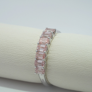 แหวนเพชรพลอยสีชมพูเจ็ดเม็ดทรงกลม ทรงมรกต ทรงเรเดียนท์ ทองคำขาว 10k แหวนเพชรพลอยสีชมพูแบบ Eternity - Product Image 3