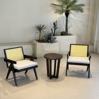 Chaise d'extérieur en bois avec dossier tressé et coussin pour jardin, terrasse et café