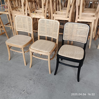 Chaise de banquet de loisirs en rotin de bois de hêtre antique pour la décoration de location d'événements de mariage, de fête et de maison avec dossier en maille