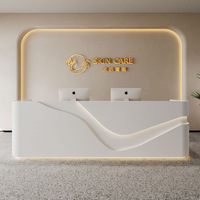 Comptoir de réception élégant en or blanc avec accents en bois pour salon de coiffure, hôtel, bureau professionnel