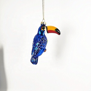 Ornamento dell'albero di natale di tucano in vetro dipinto realizzato in fabbrica - Product Image 2