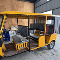 Tuk-tuk à essence 3 rangées très demandé, économe en carburant et durable, avec toit en fer, idéal pour les visites touristiques en sites panoramiques, vente en gros et exportation