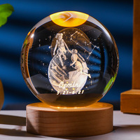 Constellation 3D boule de cristal veilleuse gravée au laser cadeau d'anniversaire sphère en verre décoration de bureau à la maison avec base en bois USB