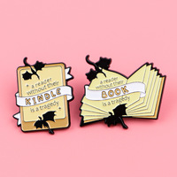 Badge en émail personnalisé, style dessin animé fantastique, dragon moderne, livre de roman, château magique, badge de revers en émail souple ou dur, design animal
