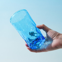Ensemble de verres à boire Ocean Bubble en verre ambré réutilisable, design moderne et unique, avec texture martelée craquelée, comprenant un gobelet et un bol en verre sur pied, personnalisable