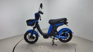 Moto vintage de 10 pouces pour adultes |   Vélo électrique rétro Cafe Racer Scrambler |   Moniteur de conduite intelligent connecté à l'application pour les navetteurs urbains, 500W - Product Image 2