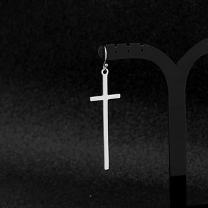 Boucles d'oreilles pendantes croix en argent plaqué, design de niche populaire, luxe léger, unisexe, en acier inoxydable, bijoux de mode, vente en gros - Product Image 6