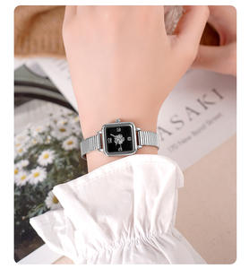 Montre élégante pour femme en quartz avec cadran carré Camellia, spécial Noël, bracelet en bambou vintage - Product Image 2