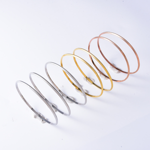Brazalete Delicado de Acero Inoxidable con Diseño de Letras Chapado en Oro de 18k, Textura Fina, Venta al Por Mayor, Multitono, Regalo de Aniversario para Mujer - Product Image 2