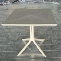 Table à manger carrée en plastique pour l'extérieur, moderne, légère, résistante aux intempéries, pour café, restaurant, jardin, patio, balcon