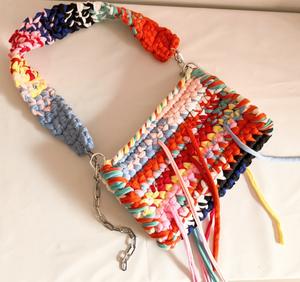 Sac à bandoulière en crochet style bohème pour femme avec fermeture à lacets et pompon bicolore - Product Image 6