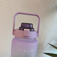 Bouteille d'eau motivante en plastique de grande capacité (2 litres / 64 oz) avec marqueur de temps, couvercle à paille et poignée pour le sport et le fitness
