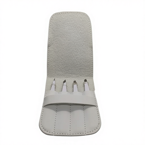 Juego de 4 Pinzas para Cejas Blancas con Puntas Puntiagudas y Oblicuas para Uso Estético, Viene con Estuche Blanco SKU 3PS-2021 - Product Image 1