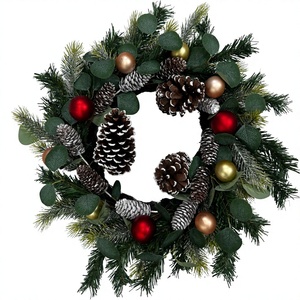 Corona Navideña de Alta Calidad, Diseño Superior, Hecha a Mano, de 22 Pulgadas, con Flores Artificiales de Cedro y Acebo con Bayas - Product Image 2