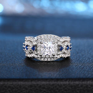 Anillo de Diamantes de Oro Blanco para Mujer Q922, Corte Princesa, Color D Natural, con Piedras Laterales de Zafiro, Anillo de Compromiso - Product Image 1