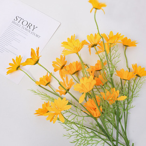 Bouquet de marguerites artificielles jaunes en soie pour la décoration de la maison et des mariages - Product Image 1