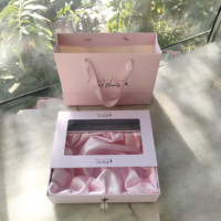 Boîte d'Emballage Cadeau en Carton Rose Sur Mesure à Tiroir Coulissant pour Cheveux, Extensions et Perruques, avec Insert en Satin et Fenêtre en PVC