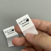Étiquette personnalisée en satin et toile de coton blanc naturel, pliée au centre, avec instructions d'entretien et tailles