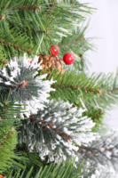 Sapin de Noël artificiel de 210 cm, fabriqué en usine au Guangdong, avec baies et pommes de pin, en PVC, aiguilles de pin.