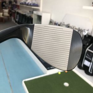 Cuña de golf de mano derecha forjada Eje de acero inoxidable Diseño moderno Astilladora de arena versátil personalizable Ranuras CNC Palos de golf - Product Image 5