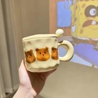 Mug en céramique grès jaune lait avec logo personnalisé, motif ours, couvercle et cuillère, design de dessin animé féminin, sûr pour les cafés, cadeau mignon pour couple