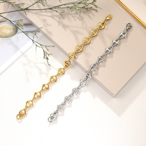 Bracelet à maillons géométriques en forme d'ancrage |   Bijoux en acier inoxydable plaqué or 18 carats PVD |   Imperméable, hypoallergénique et résistant au ternissement - Product Image 3