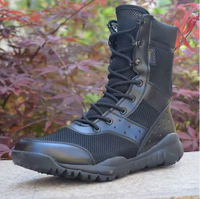 Bottes tactiques en cuir légères et respirantes avec une semelle confortable et souple.