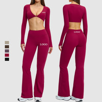Ensemble de yoga personnalisé, durable et recyclé, comprenant un crop top de sport à manches longues et col en V, et un pantalon de yoga évasé à jambe large, effet push-up fessier, pour l'entraînement