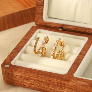 ต่างหูแบบห่วงสไตล์ฝรั่งเศสย้อนยุค ชุบทอง 18K สแตนเลสประดับมุกและเพชรซิร์คอน ดีไซน์สองเส้น สำหรับผู้หญิง สวมใส่ได้ทุกวัน - Product Image 1