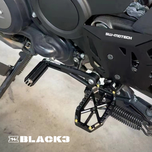 Repose-pieds en aluminium noir de style MX pour Softail 2018+ et Revolution Max-Driver & Passenger 2021+, noir avec bordure bleue - Product Image 4