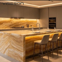 Ensemble d'armoires de cuisine de luxe en onyx, îlot en pierre veinée dorée, armoires grises rétroéclairées par LED, sur mesure