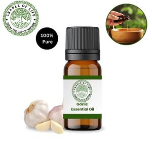 L'huile essentielle d'ail est extraite par distillation à la vapeur à partir des bulbes de l'ail, plantes à fleurs blanches. - Product Image 2