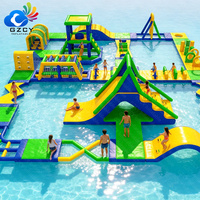 Parc aquatique gonflable avec murs d'escalade et plateformes rebondissantes, parcours aquatique flottant pour les loisirs familiaux en station balnéaire