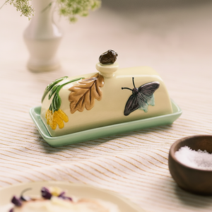 Beurrier en céramique jaune pâle avec des feuilles 3D et un papillon, parfait pour l'automne, disponible à prix de gros. - Product Image 1