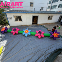 Décorations de fête avec des chaînes de fleurs gonflables. Fleurs gonflables de différentes couleurs combinées pour la présentation.