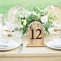 Numéros de table en bois personnalisés pour mariage, fête, hôtel, banquet, anniversaire, Noël – Décorations de table artisanales simples et artistiques