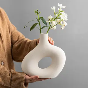 Vaso di fiori in ceramica opaco a forma di ciambella semplice creativo nordico vaso cavo per decorazioni per la casa moderno arredamento da interni