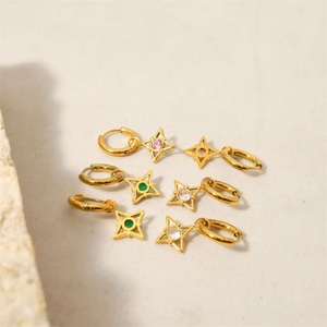 Pendientes Minimalistas de Oro de 18k con Cristales Huecos en Forma de Estrella y Aro Colgante - Product Image 5