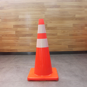 Cono de Tráfico Reflectante de PVC de 70 cm, Cono de Seguridad Flexible y Duradero, Diseño Apilable para Control de Multitudes en Carreteras, Estacionamientos y Autopistas - Product Image 4