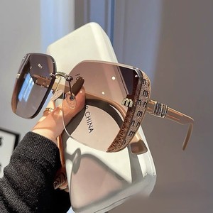 Gafas <span class=keywords><strong>de</strong></span> <span class=keywords><strong>Sol</strong></span> Cuadradas Sin Marco con Borde Cortado, Grandes <span class=keywords><strong>y</strong></span> Modernas para Mujer, <span class=keywords><strong>de</strong></span> Alta Gama, con Protección UV400, Alta Calidad, Venta al Por Mayor, Novedad 2026 - Product Image 1