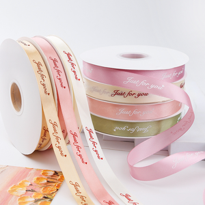 Pita Kain Satin Poliester 100% 1 Inci 4mm untuk Pembungkus Kado Natal Kustom, Desain Mewah dengan Embos Foil Emas 3D, Logo Kustom - Product Image 4
