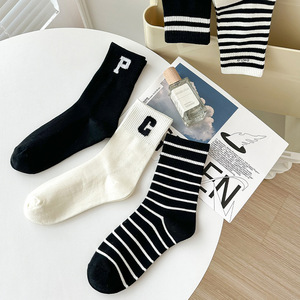 Chaussettes rayées noires <span class=keywords><strong>et</strong></span> blanches en coton, chaussettes longues à la mode <span class=keywords><strong>japonaise</strong></span>, douces <span class=keywords><strong>et</strong></span> confortables - Product Image 2