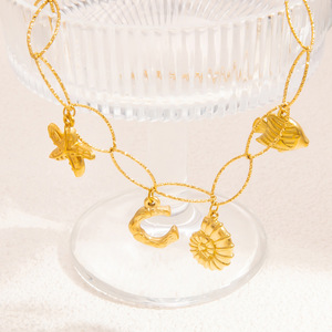 สร้อยข้อเท้าสแตนเลสสตีล 18K สีทอง พร้อมจี้ตัวอักษร ประดับเท้าสำหรับใส่ไปชายหาด - Product Image 3